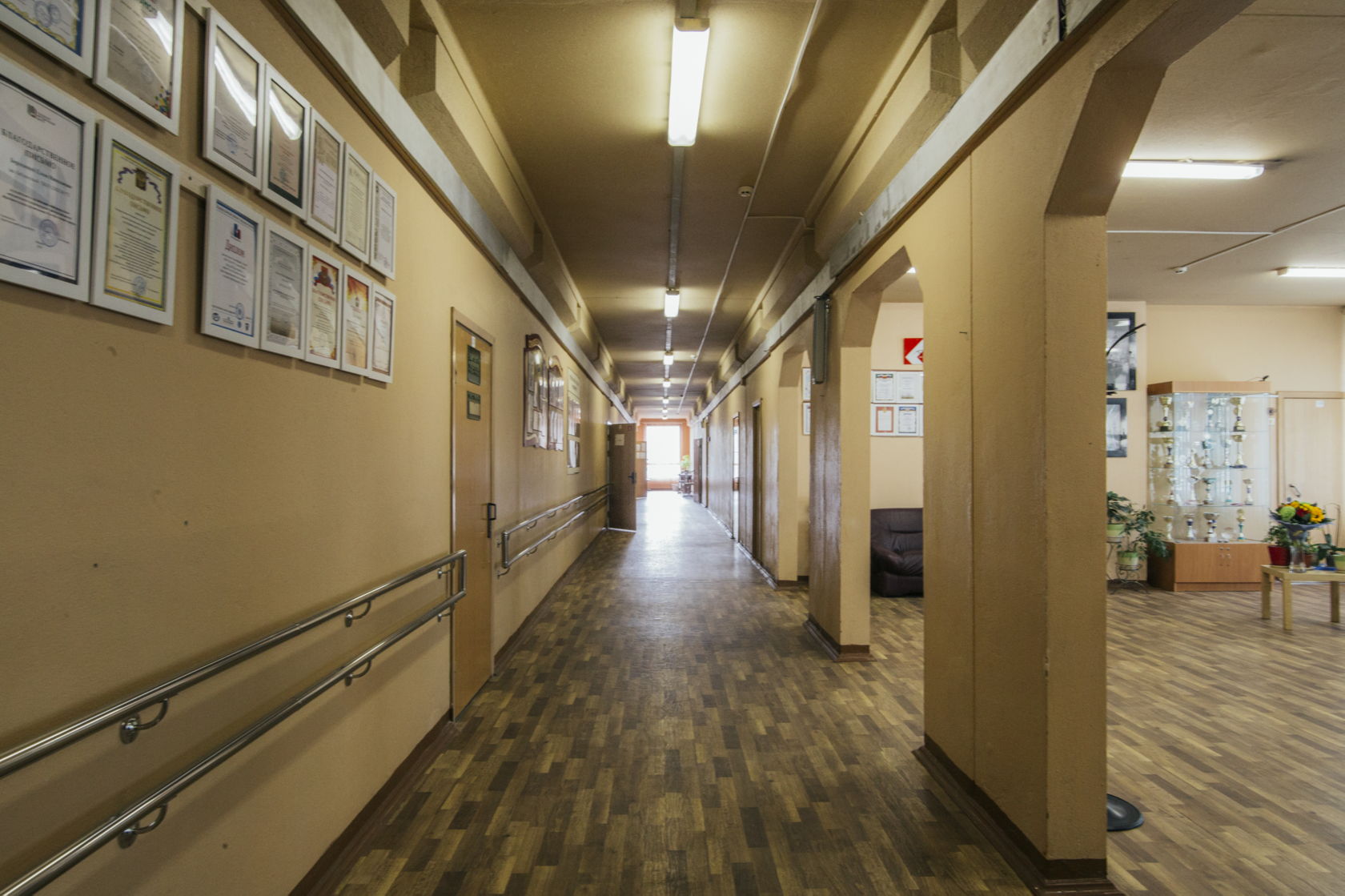 Школа коридор Москва внутри