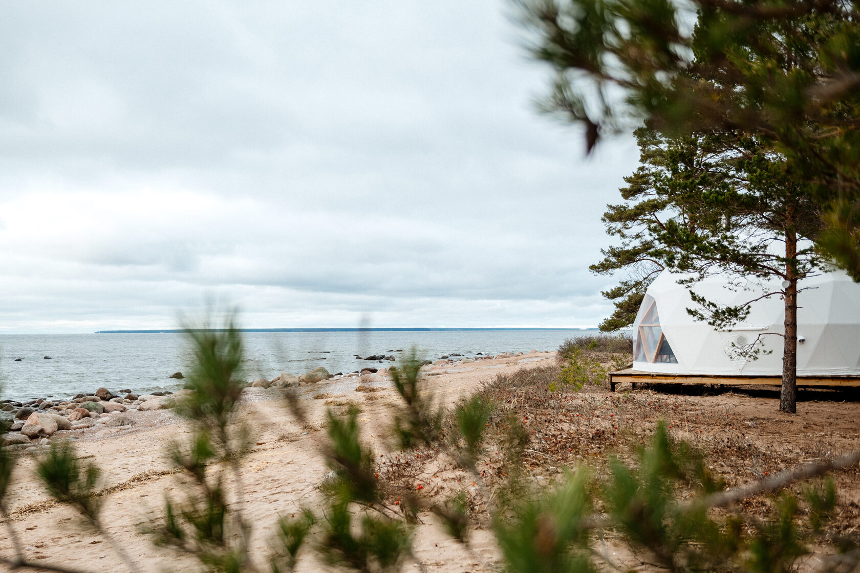 Кемп на финском заливе в форме купола