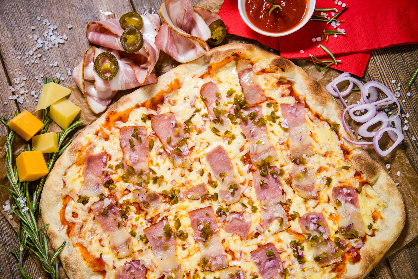 Пицца с беконом и сыром и помидорами