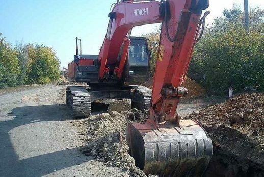 Копка траншеи гусеничным экскаватором Hitachi