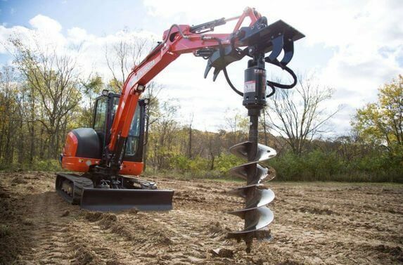 Бурение грунта ямобуром HITACHI