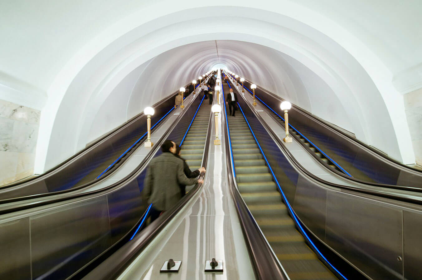 Новослободская станция метро эскалатор