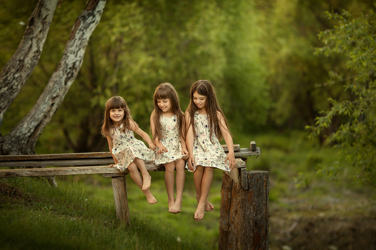 Три девочки на природе