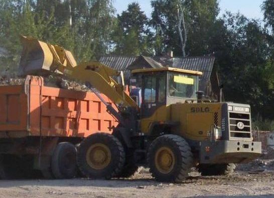 Уборка строительного мусора фронтальным погрузчиком SDLG