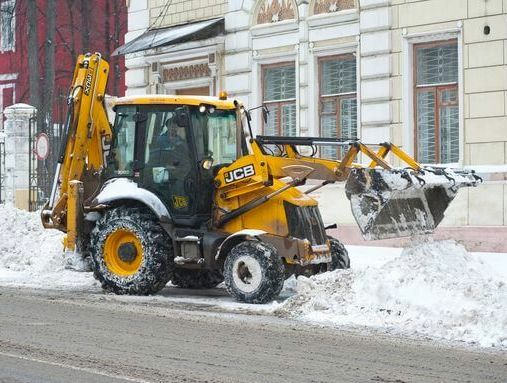 Уборка снега трактором JCB