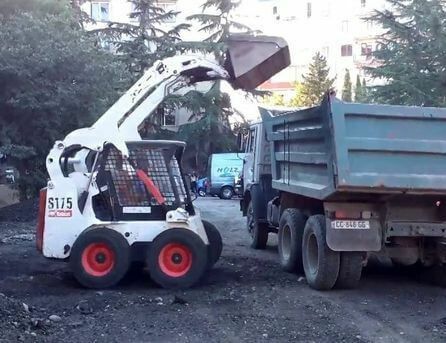 Загрузка грунта бобкэтом S175