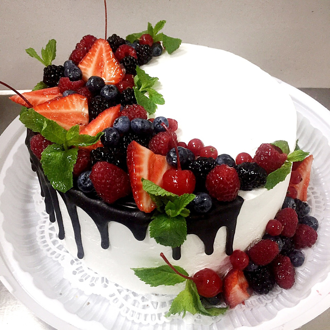 Торт два яруса на день рождения женщине с ягодой