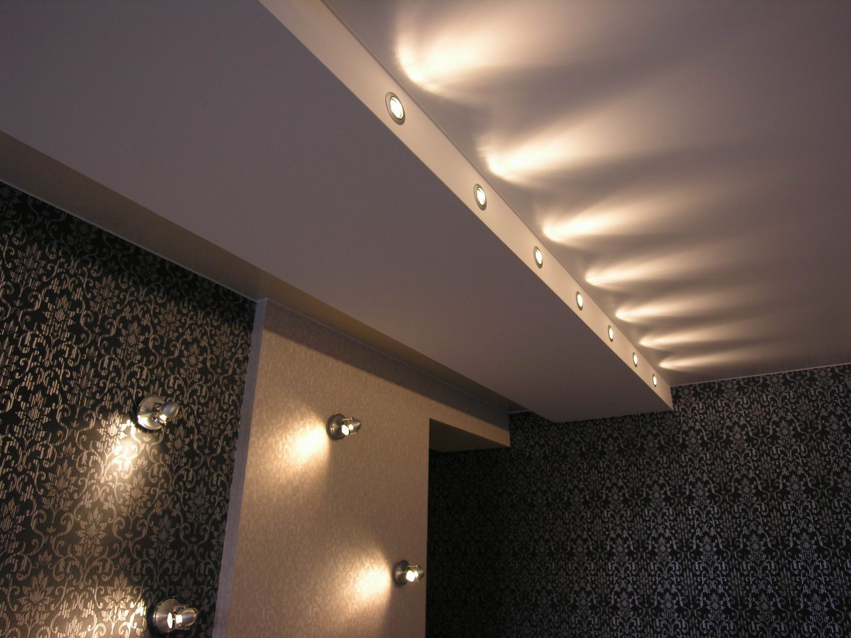 натяжные потолки с подсветкой гипсокартоном фото