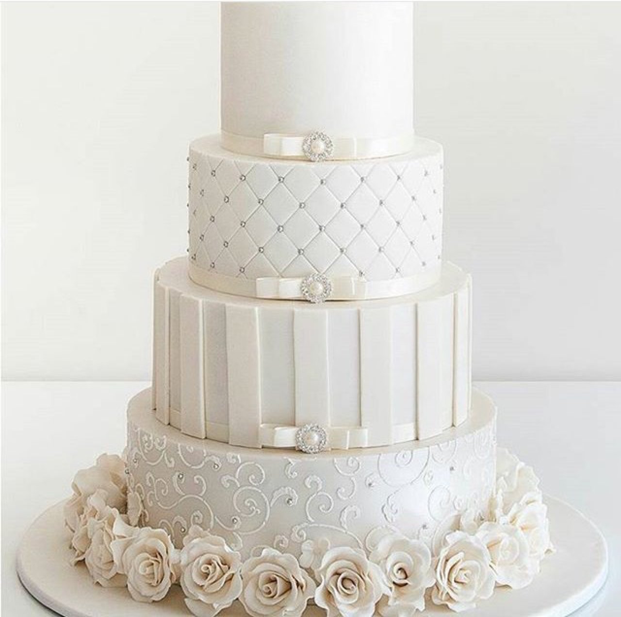 Торт свадебный четырехъярусный белый