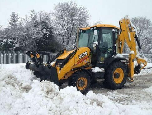 Уборка снега трактором JCB 3CX