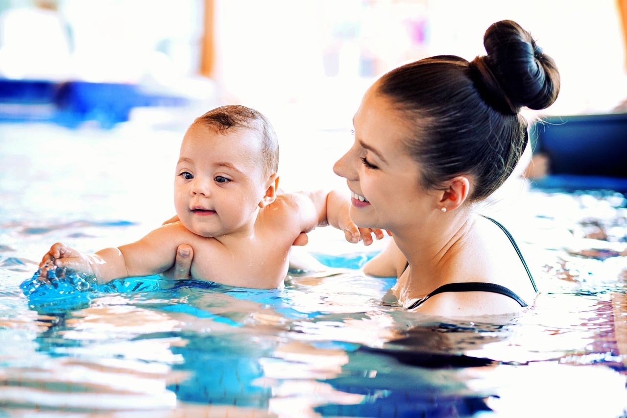 Мама и малыш в бассейне