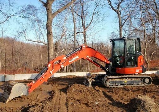 Копка траншеи мини-экскаватором Kubota