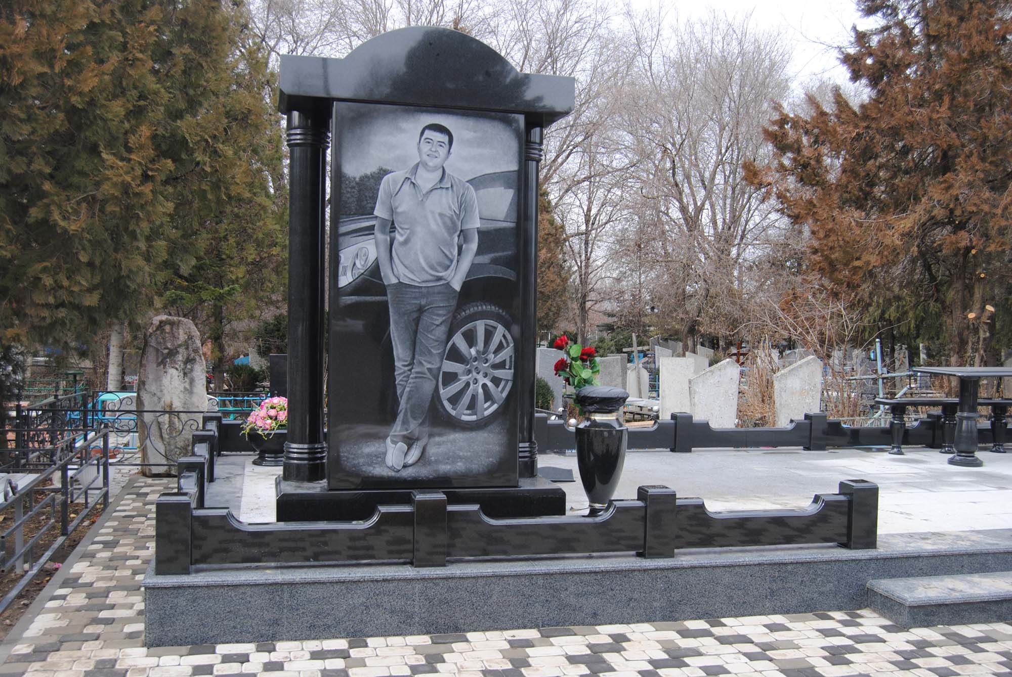 Памятник с машиной на могилу