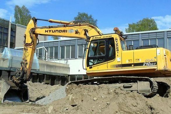 Загрузка грунта гусеничным экскаватором Hyundai