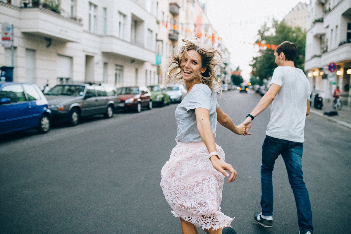 Блондинка в розовой рубашке развлекается с парнем которого она только что встретила на улице