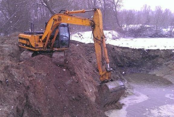 Строительство водоемов гусеничным экскаватором JCB