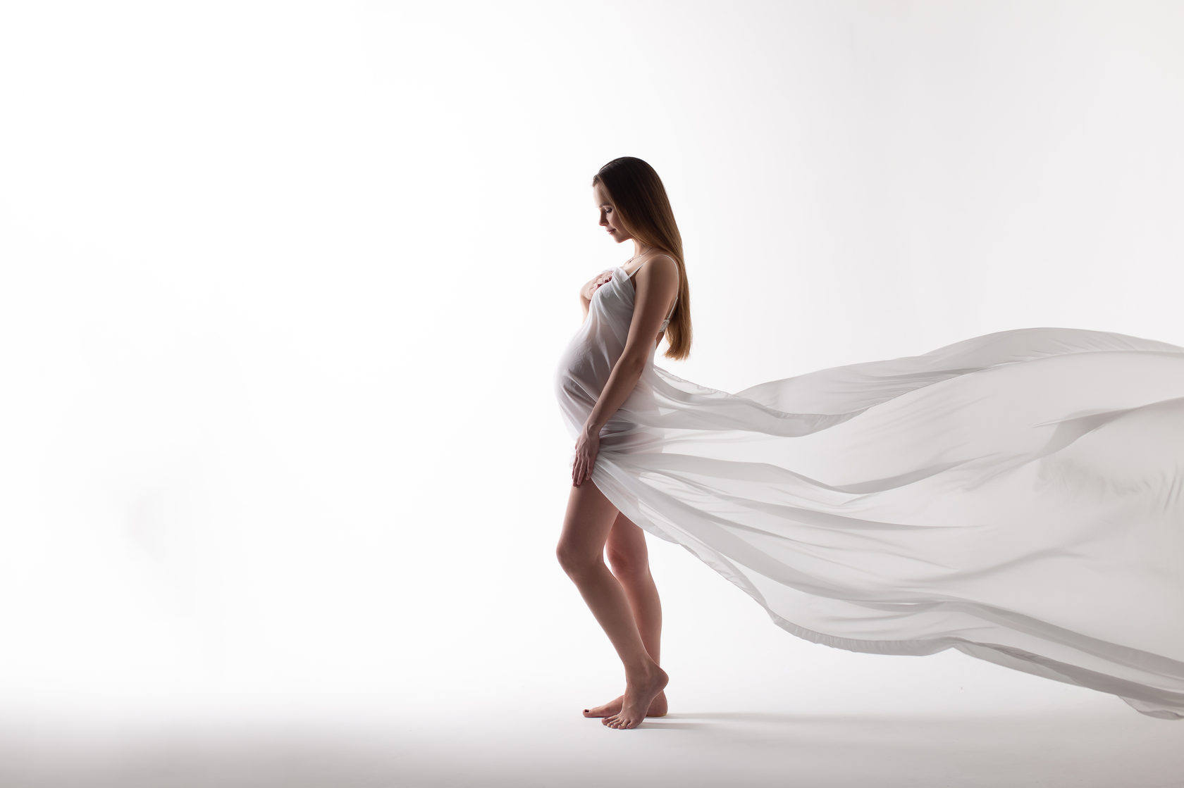 Фотосессия беременных с тканью