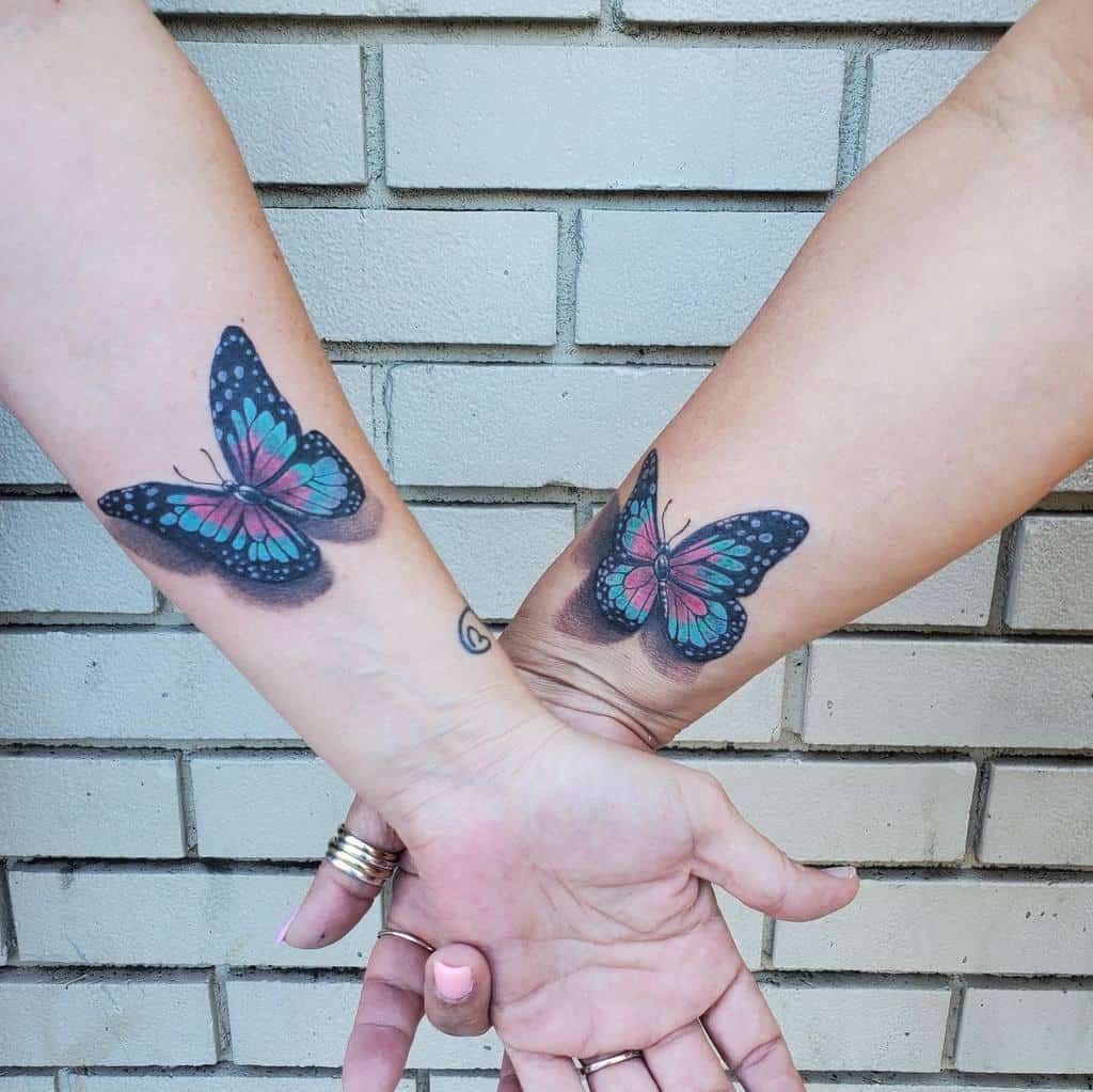 Парные тату бабочки на пальце