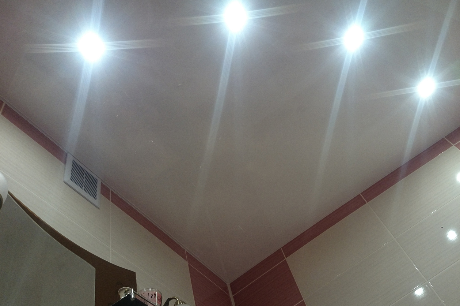 Расположение лампочек в ванной на потолке