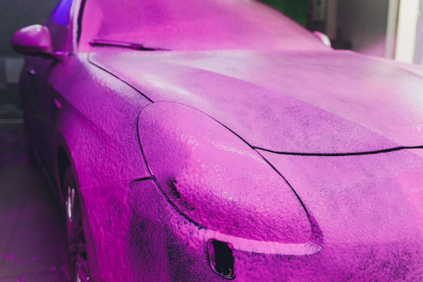 Розовая пена мойка автомобиля