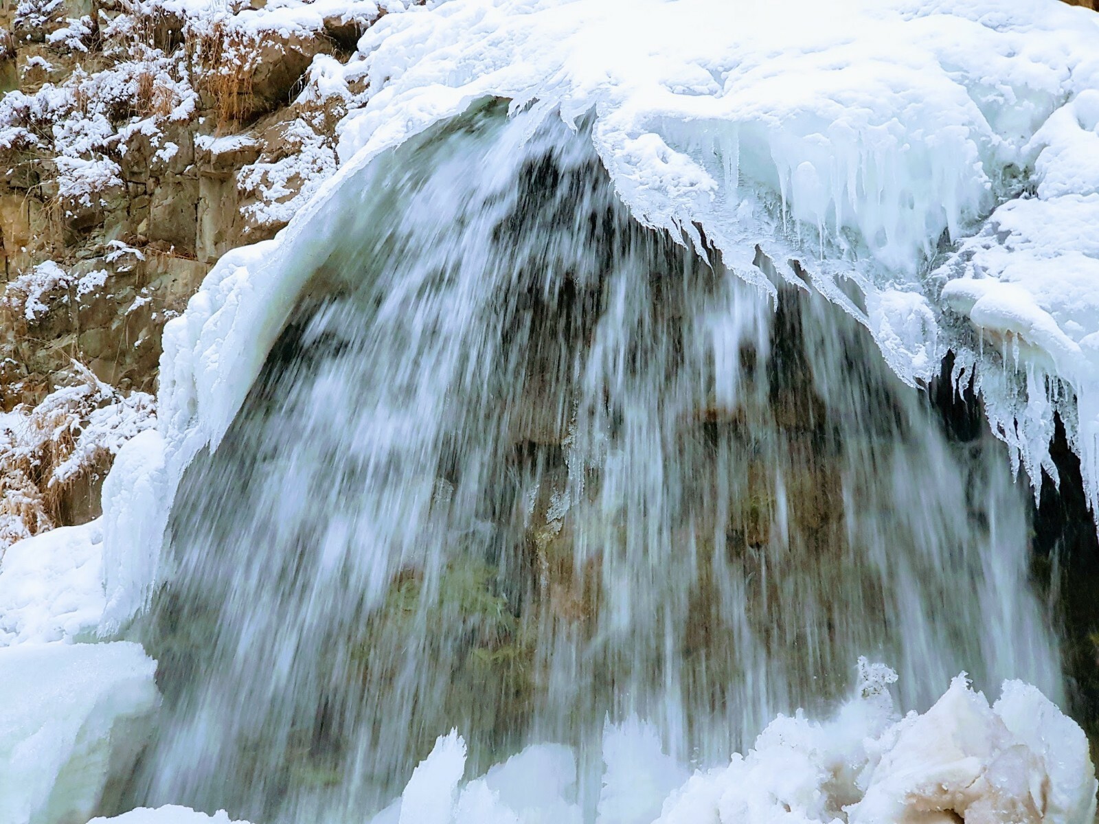 Камышлинский водопад горный Алтай зимой