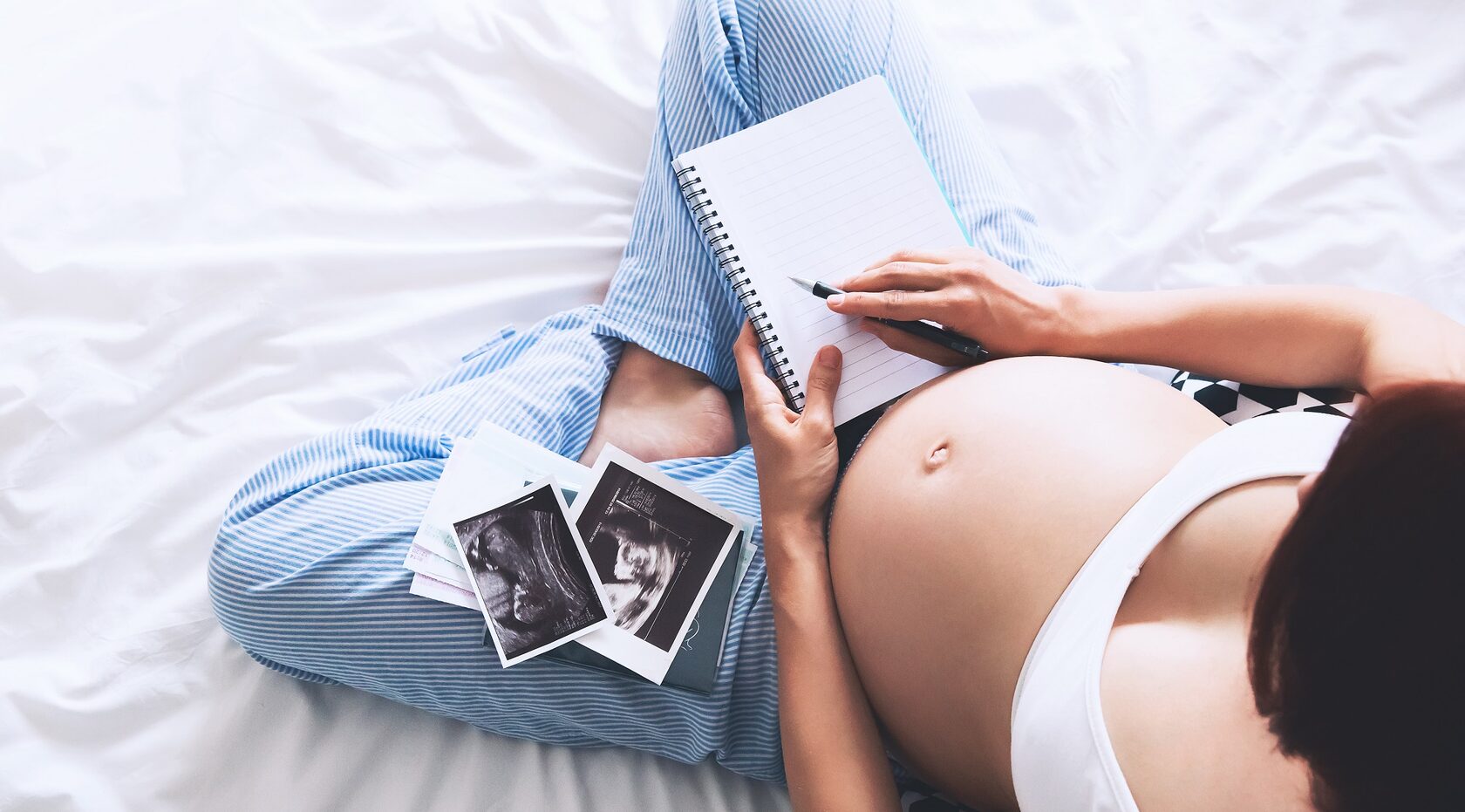 Фотосессии беременных на кровати
