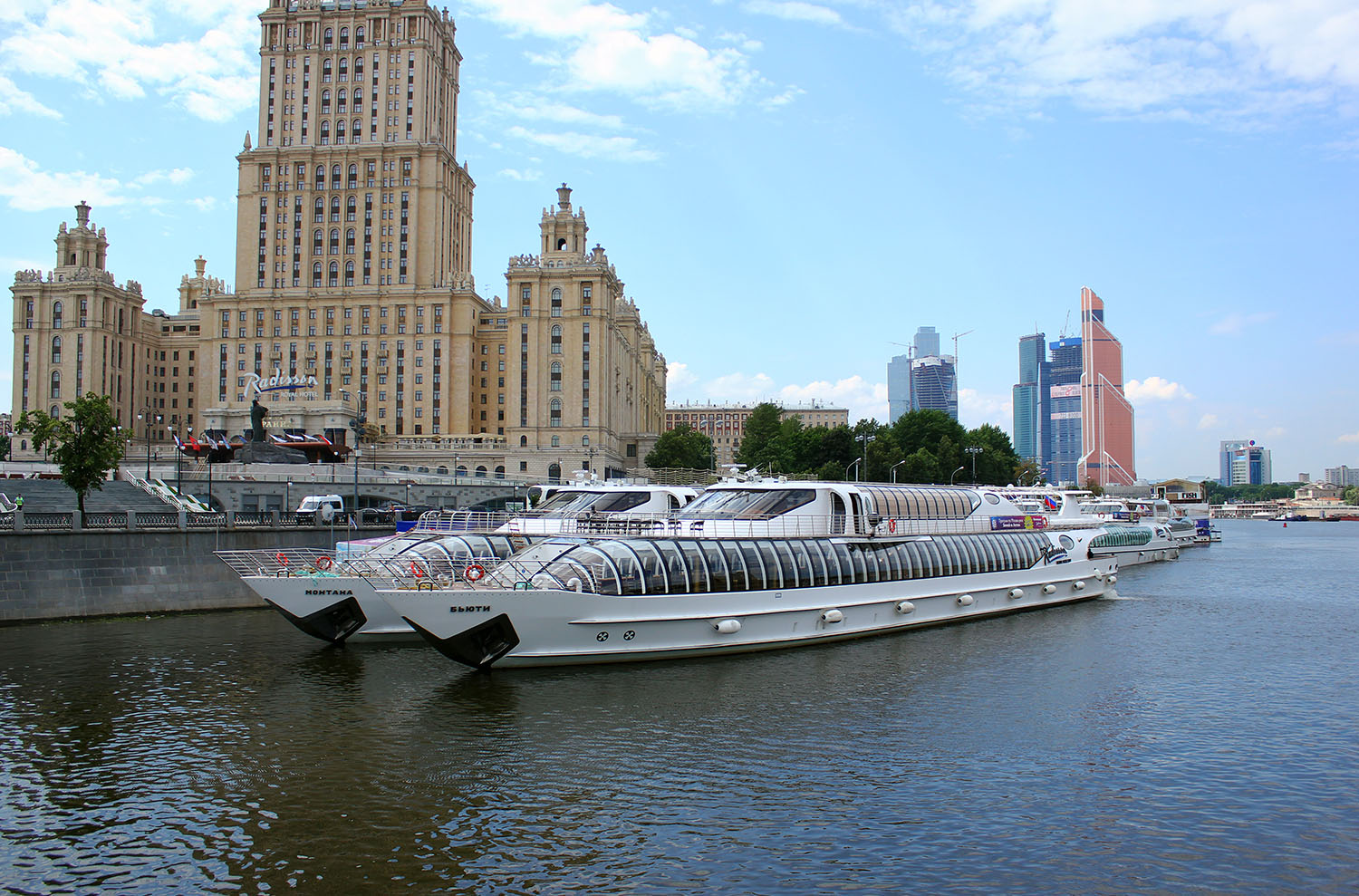 Корабль Рэдиссон причал гостиница Украина