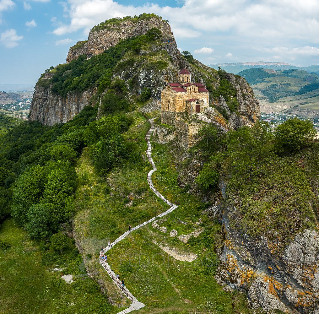 старая церковь на горе