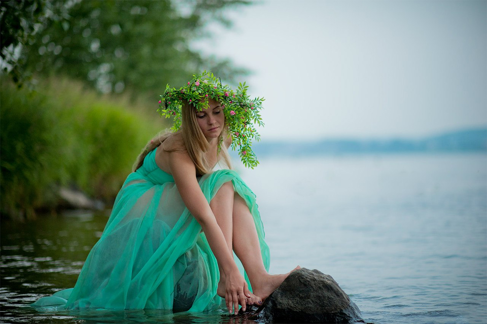 Молодая нимфа на озере - 16 фото