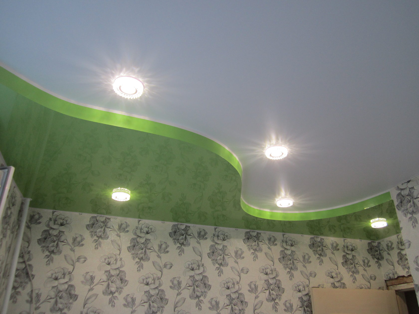 Потолок натяжной зеленый с белым