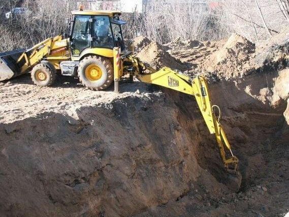 Строительство водоемов экскаватором погрузчиком JCB