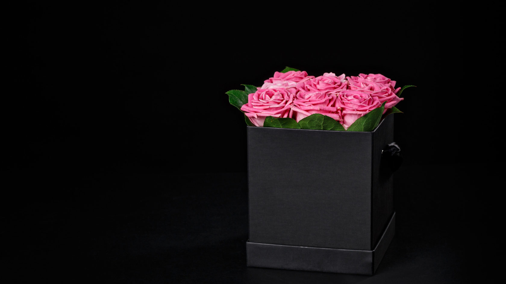 Черная коробка с цветами