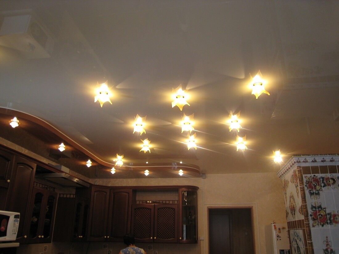 расположение светильников на натяжном потолке на кухне гостиной