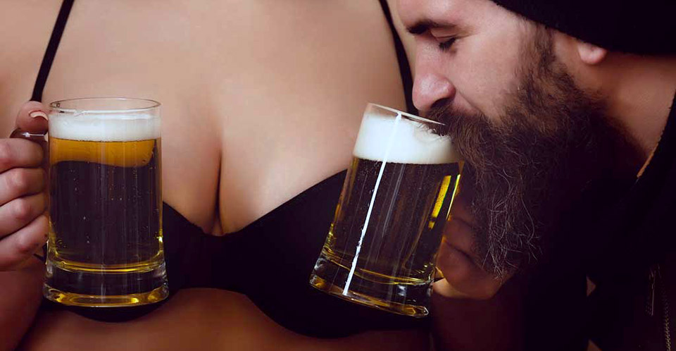 Голая жена пьёт пиво фото