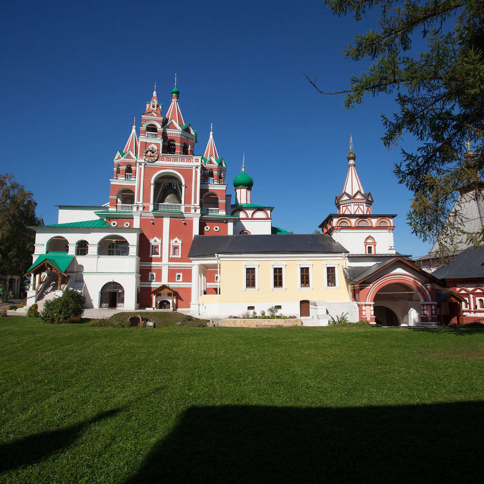 Саввино-Сторожевский монастырь летом