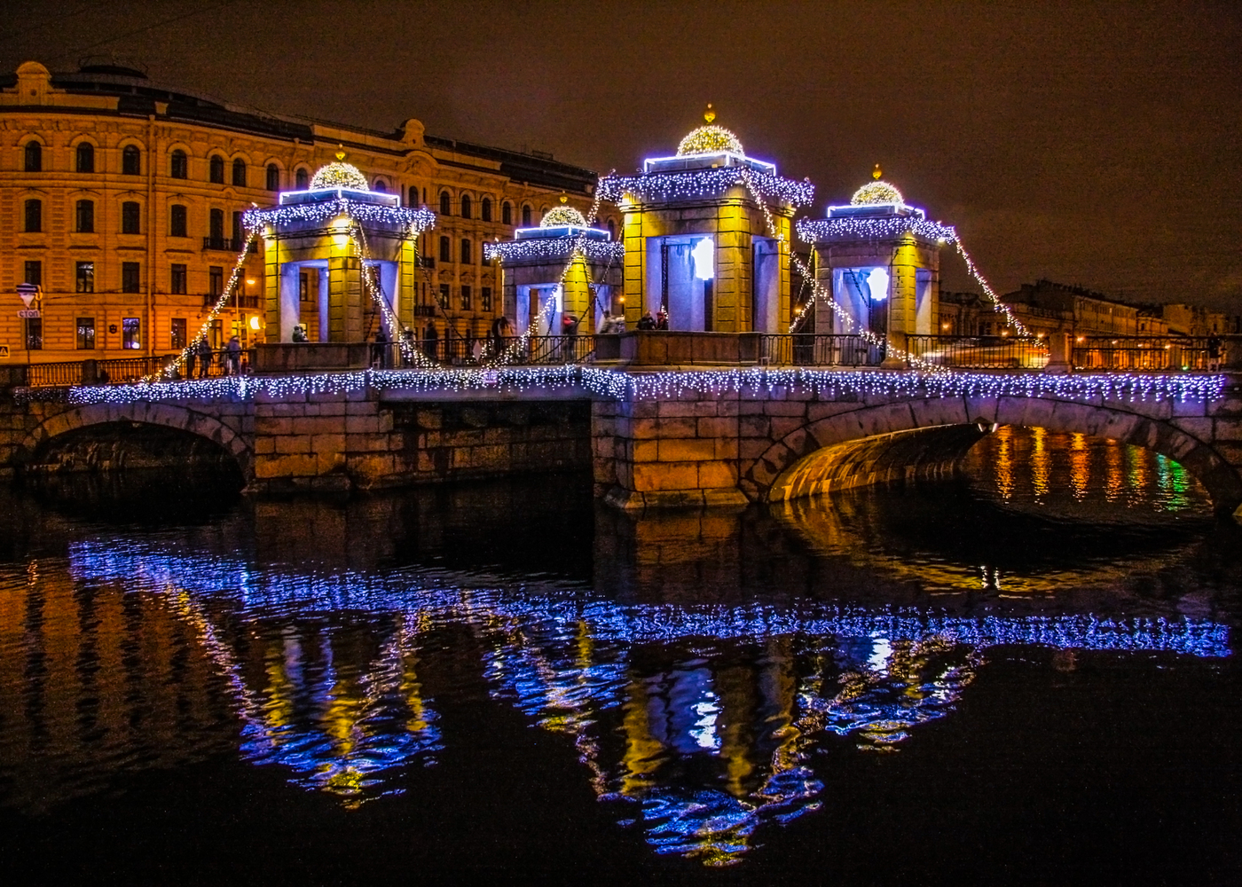 Мост Ломоносова в Санкт-Петербурге ночью