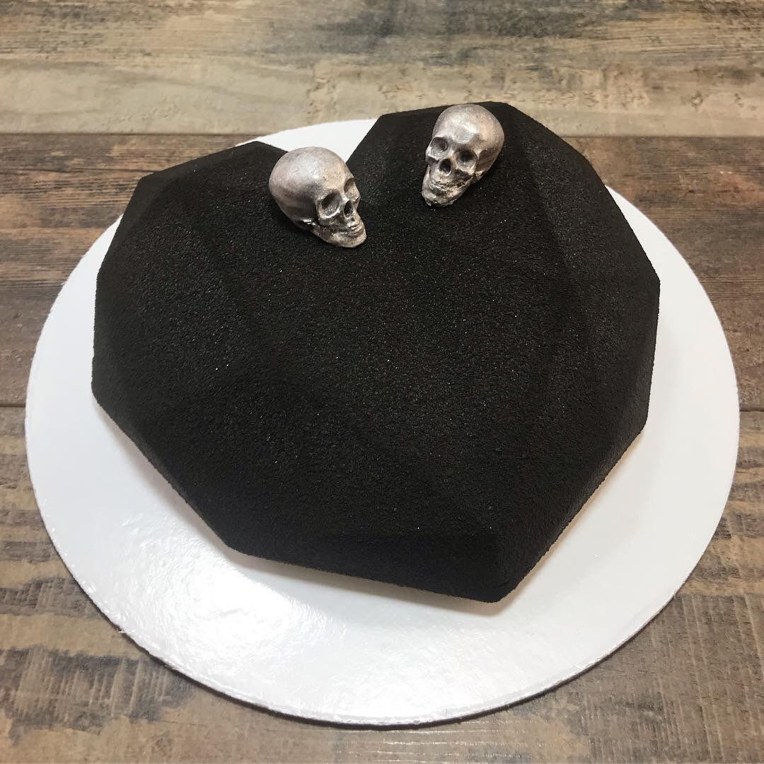 Торт черный матовый квадратный