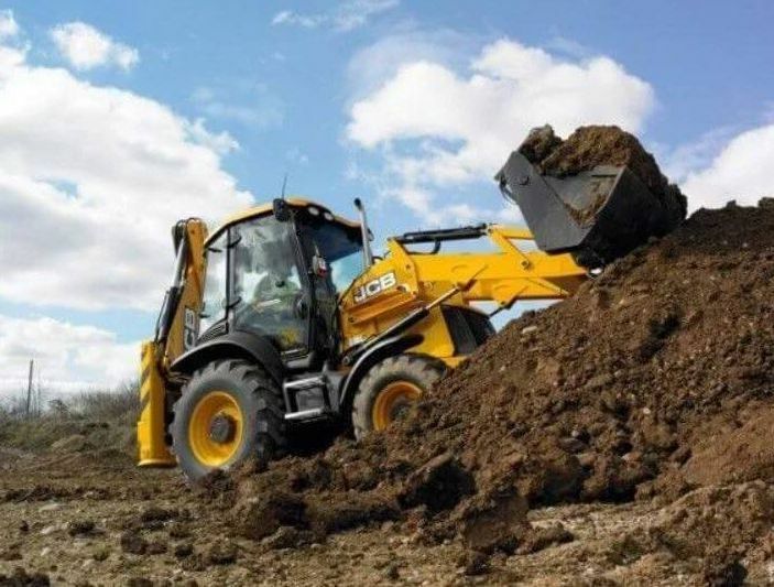 Загрузка грунта экскаватором погрузчиком JCB