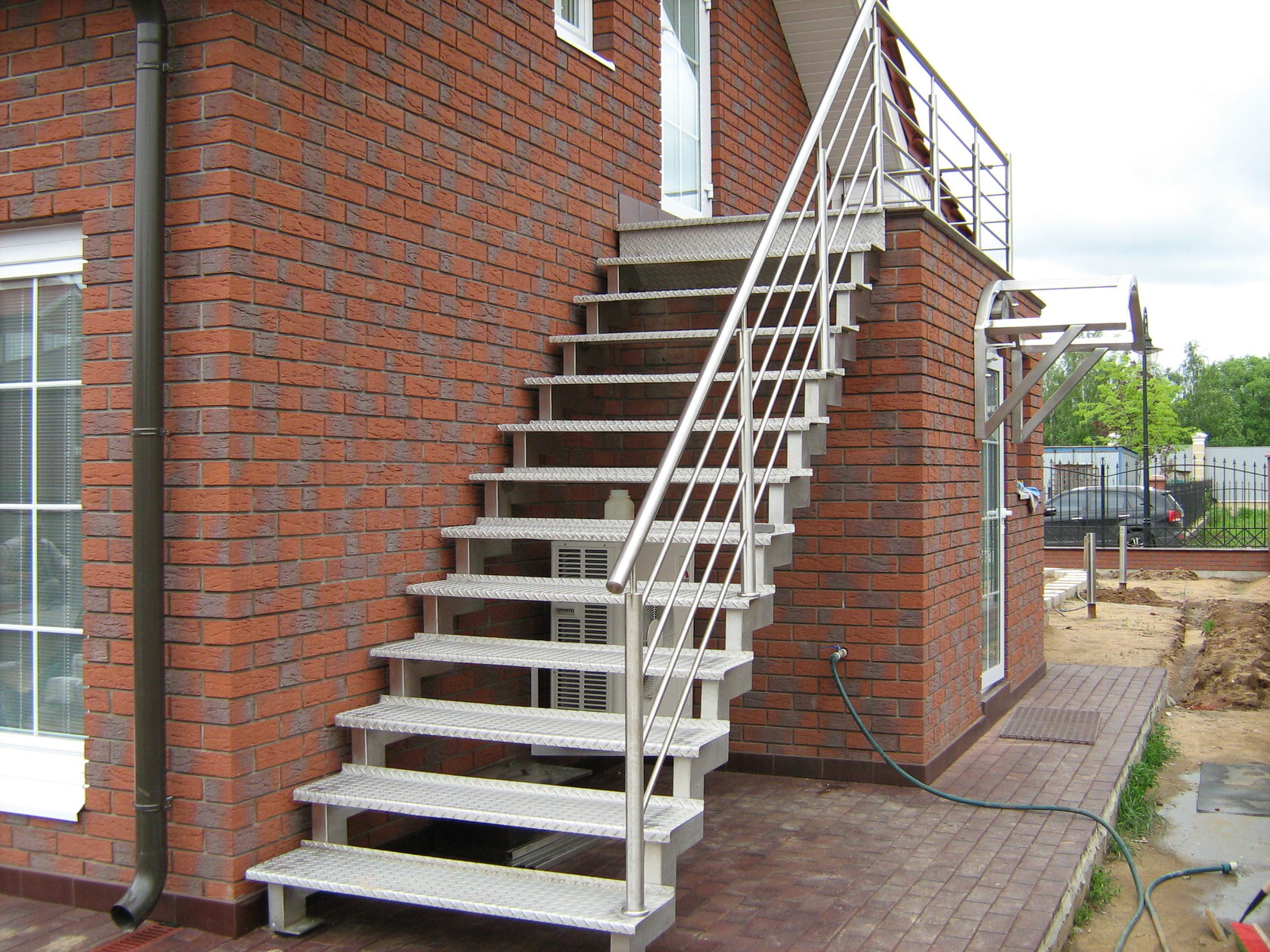 Лестницы наружные металлические для частного дома