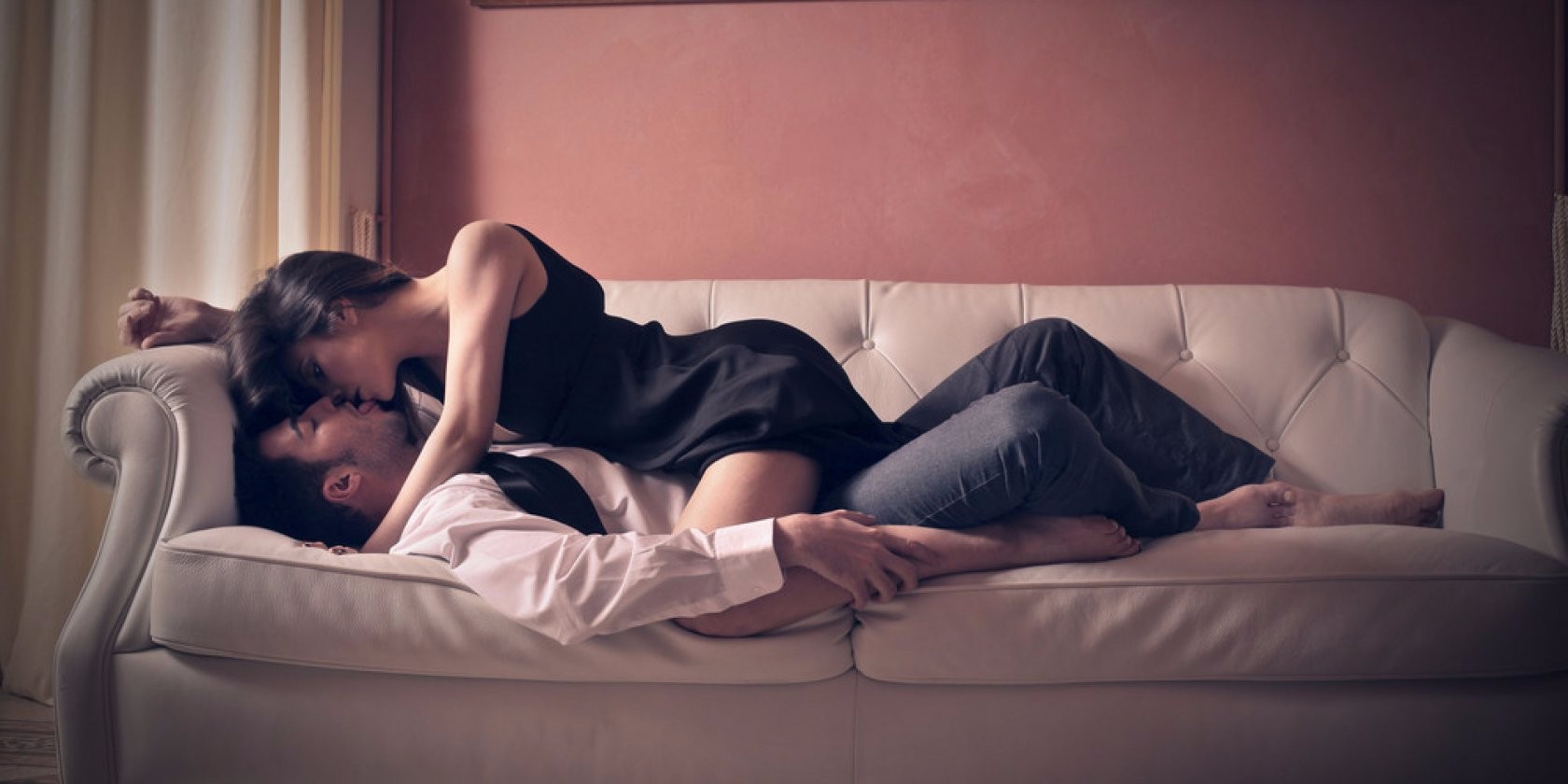 Симпатичный парень на бордовом диване устроил хардкор секс с худой блондинкой