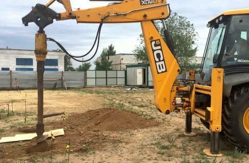 Бурение грунта ямобуррм JCB