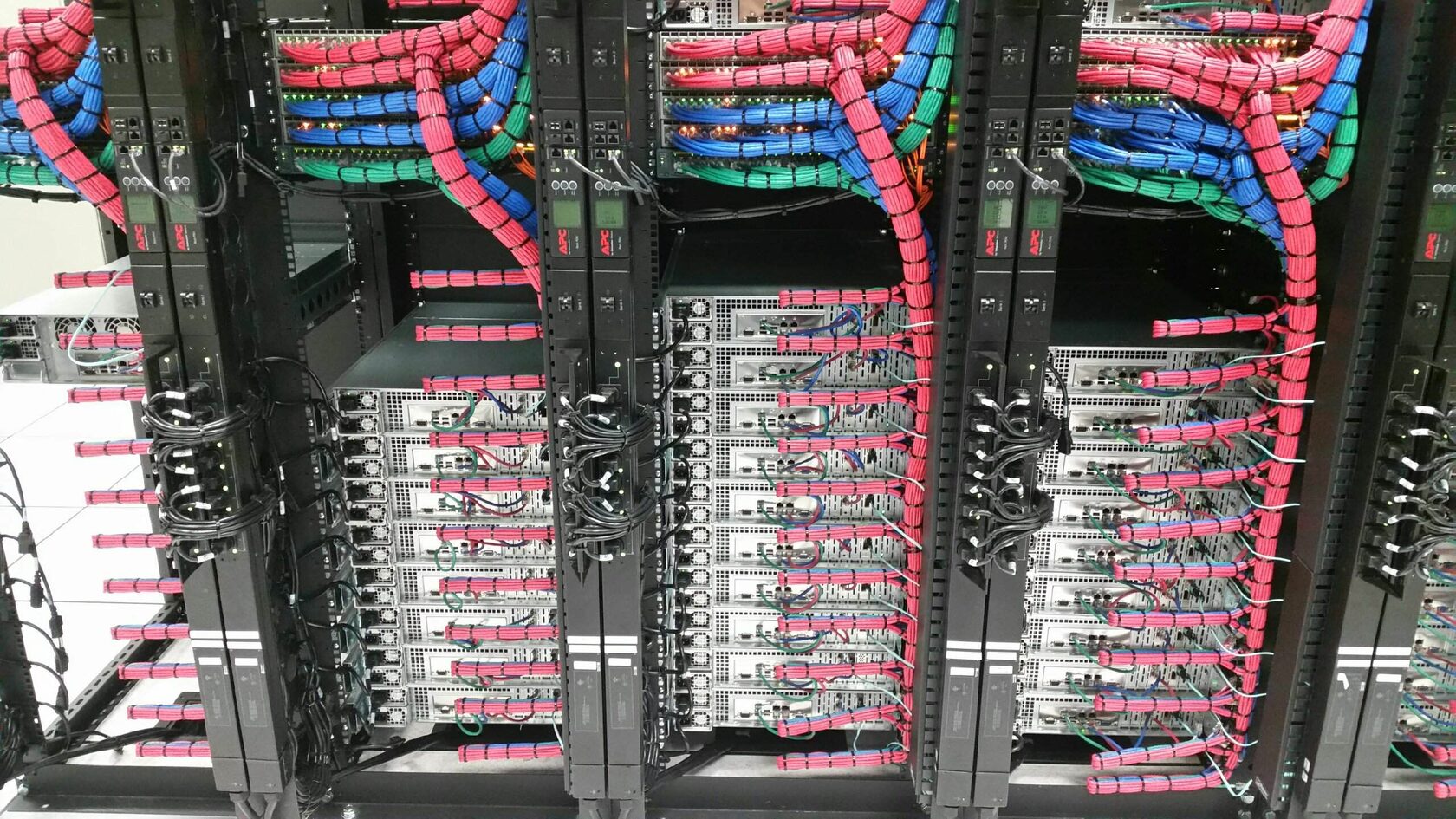 укладка кабелей в серверном шкафу