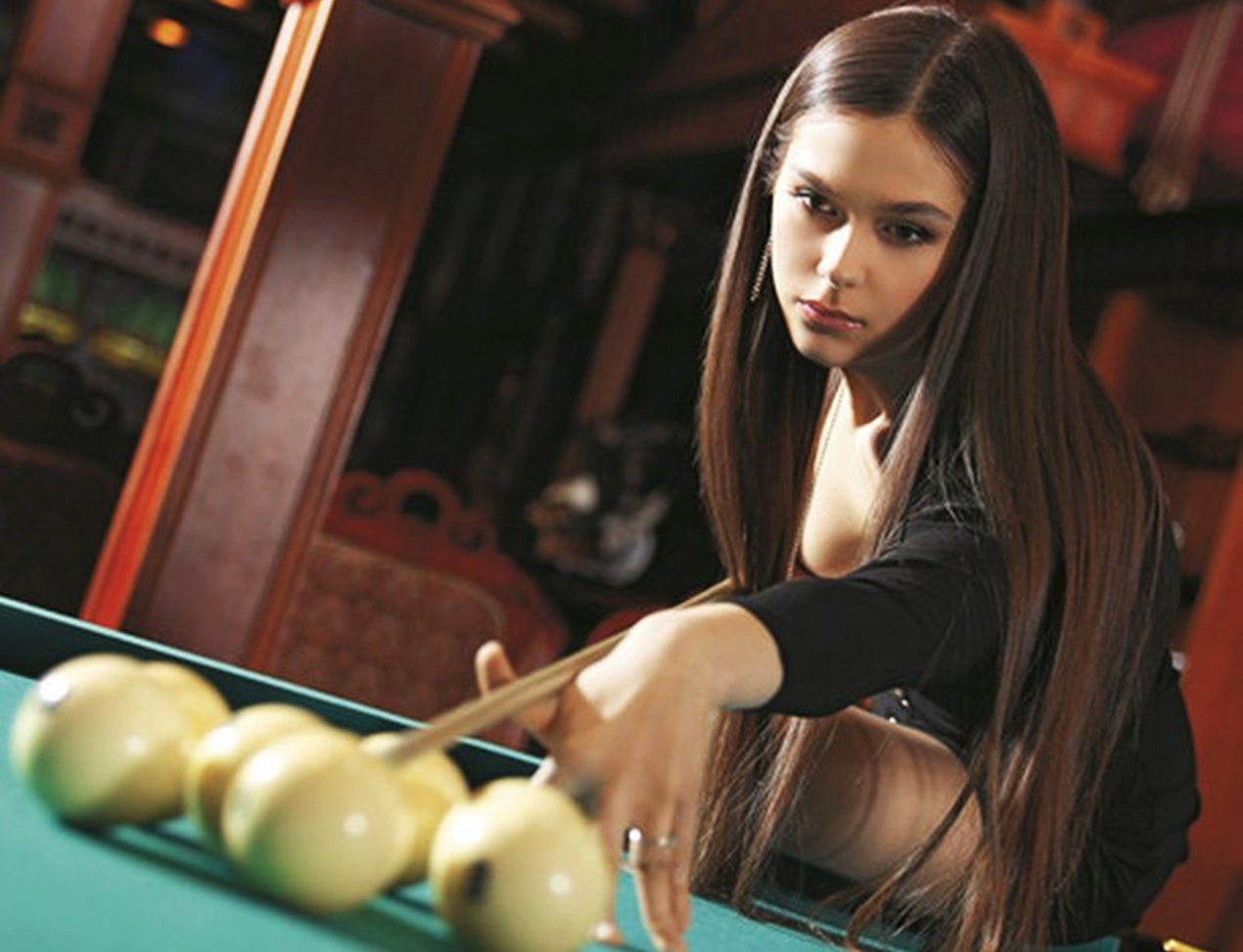 Mature babe billiards