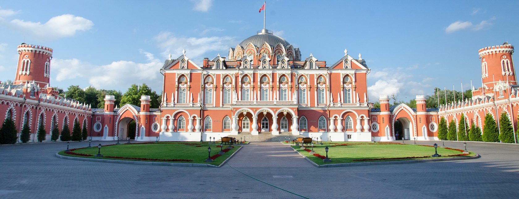 петровский замок в москве фото