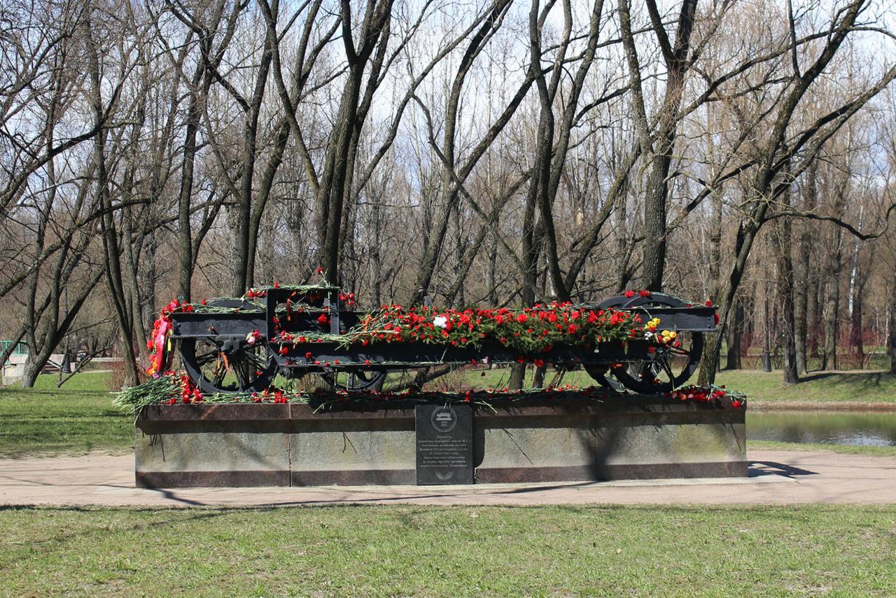 Памятники в Московском парке Победы в Санкт-Петербурге