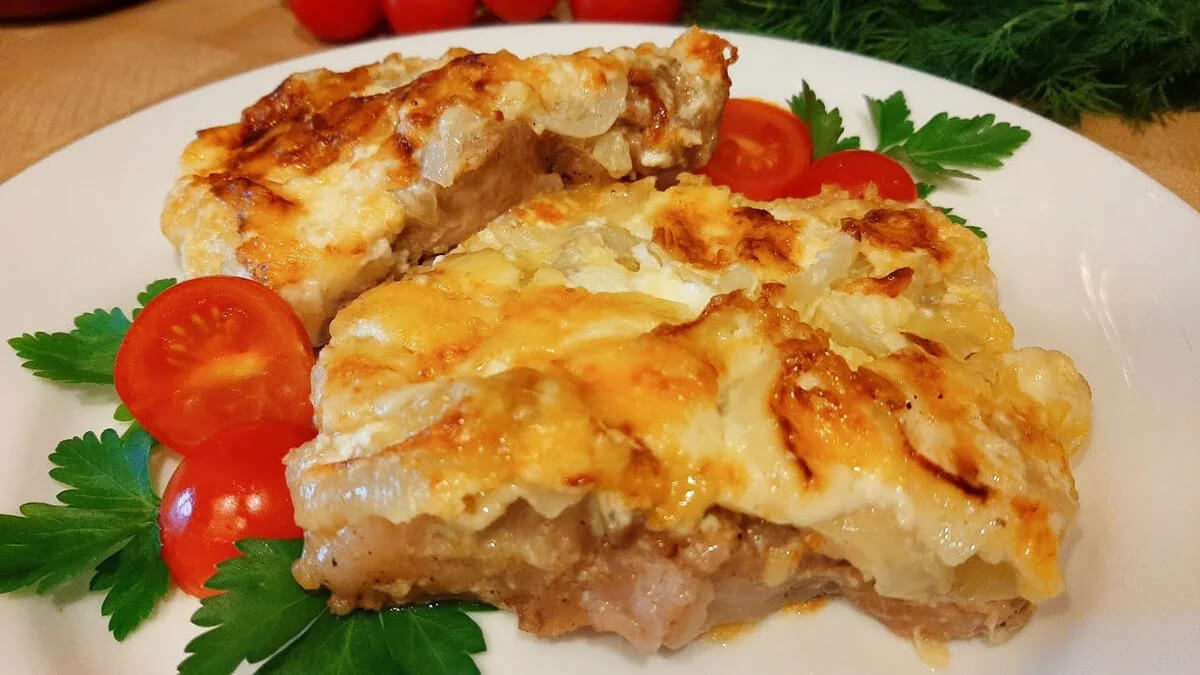 Мясо по французски в духовке из свинины с помидорами и картофелем рецепт с фото пошагово
