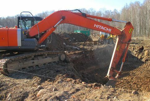 Разработка котлована гусеничным экскаватором Hitachi