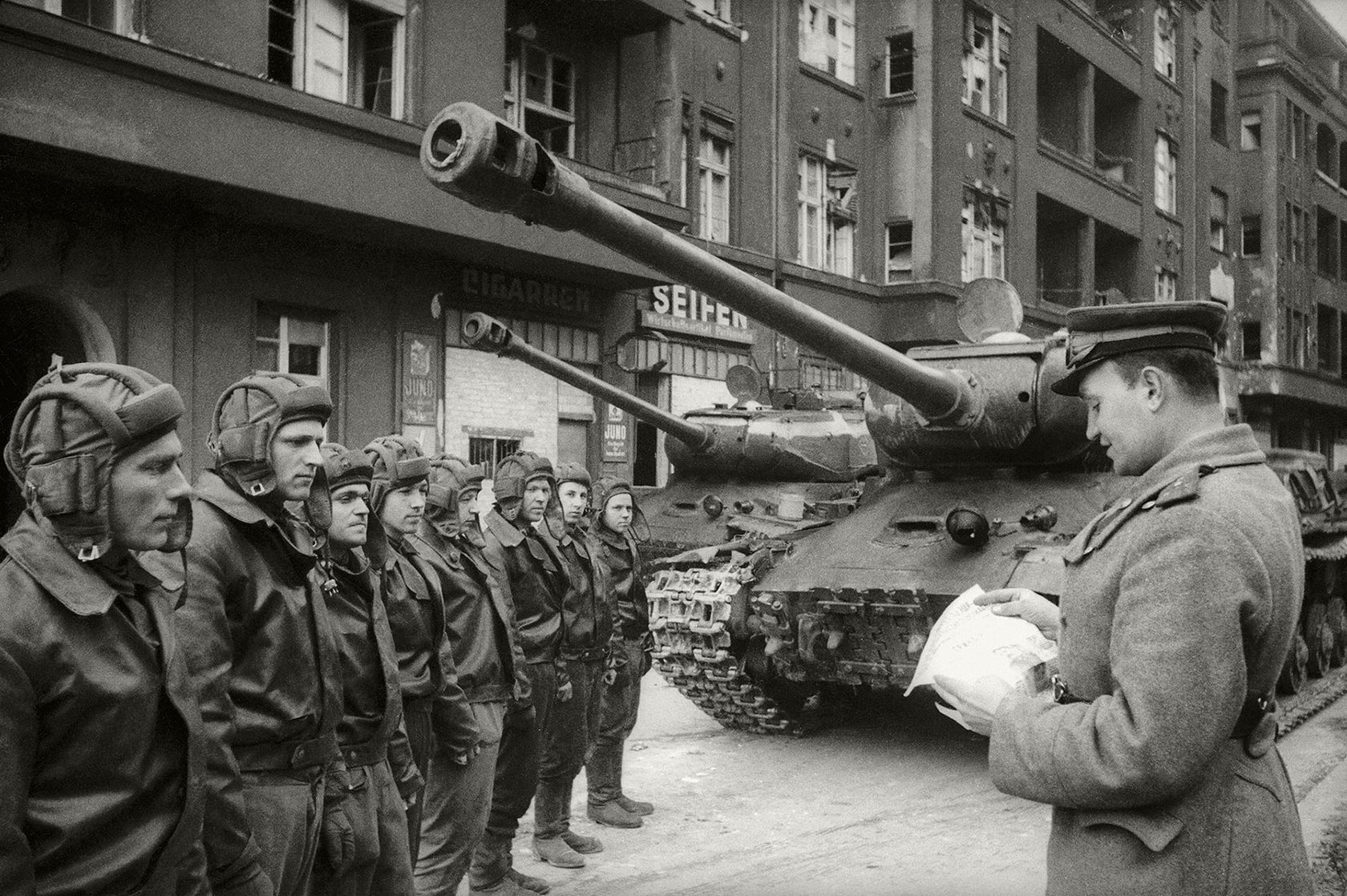 ИС-2 В Берлине 1945