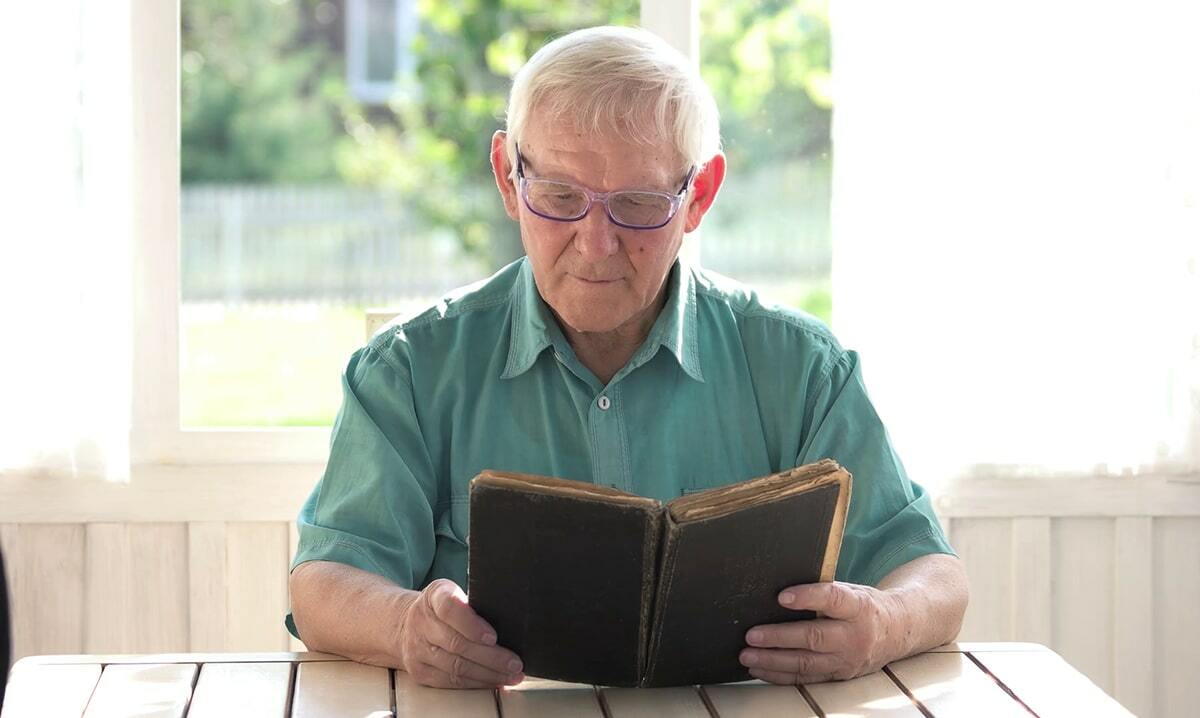 Дед с книгой