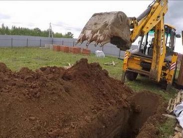 Копка траншеи экскаватором погрузчиком JCB
